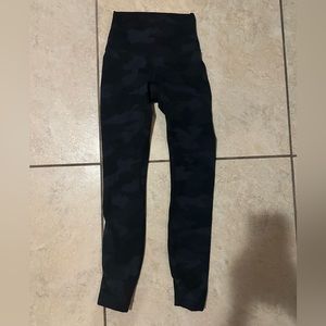 BLACK CAMO LULULEMON LEGGINGS